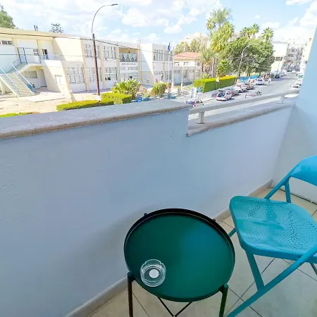 ホームステイ Central Square Nomadic ラルナカ